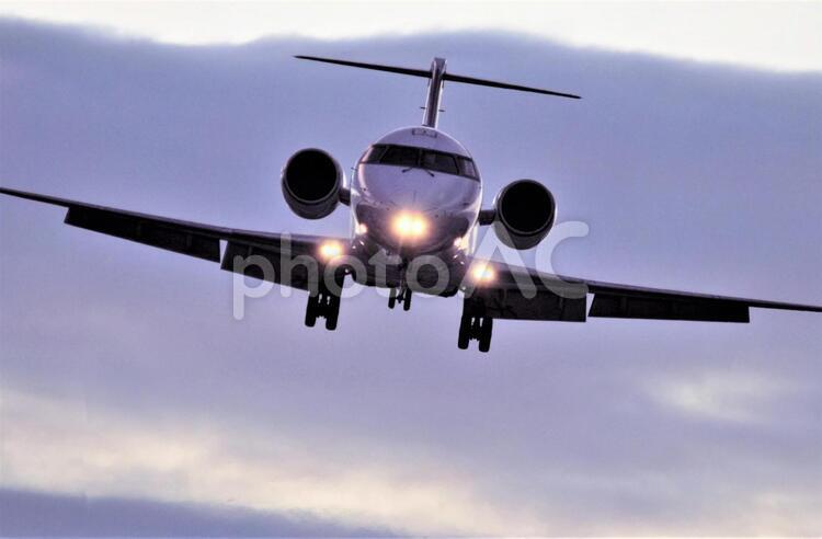 空を飛ぶ飛行機